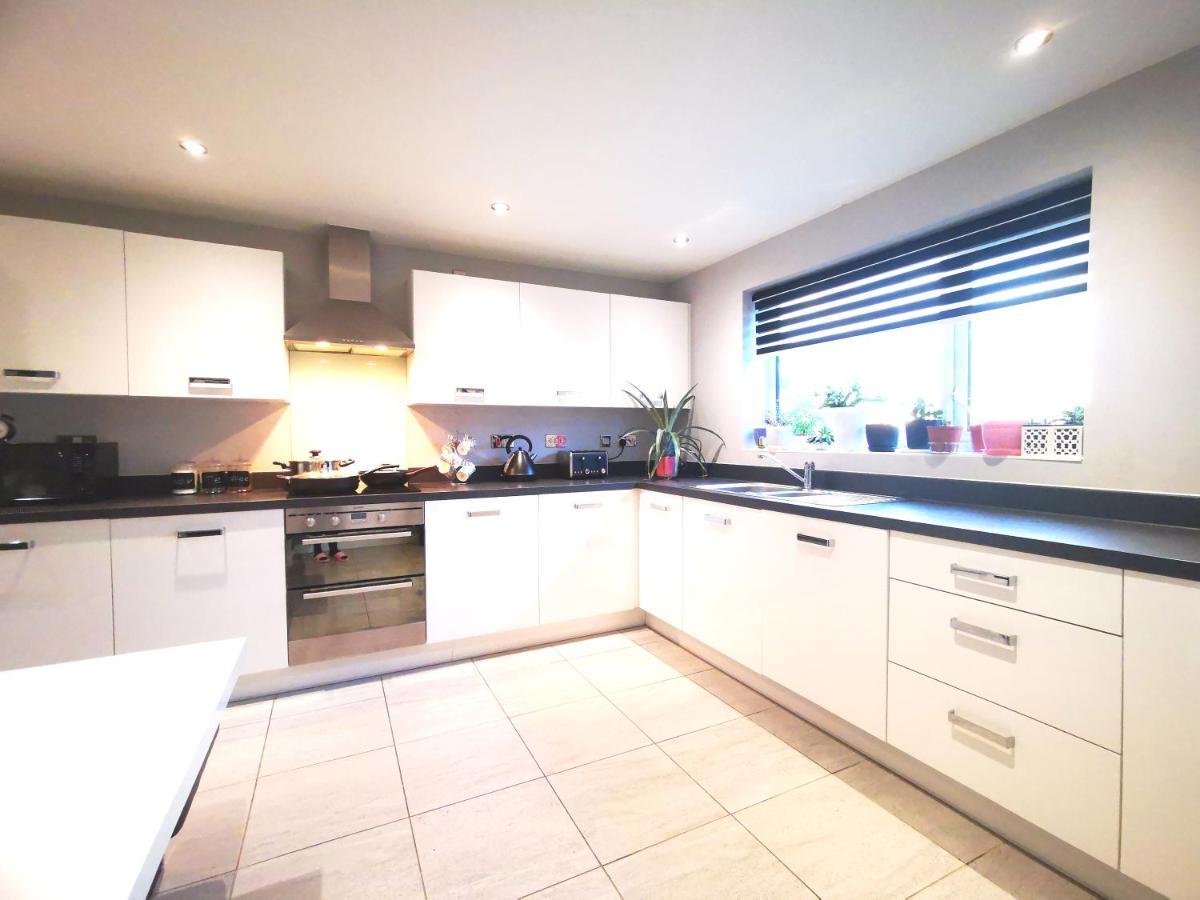 The Lawnswood - Central Manchester Holiday Home With Free Parking Bagian luar foto
