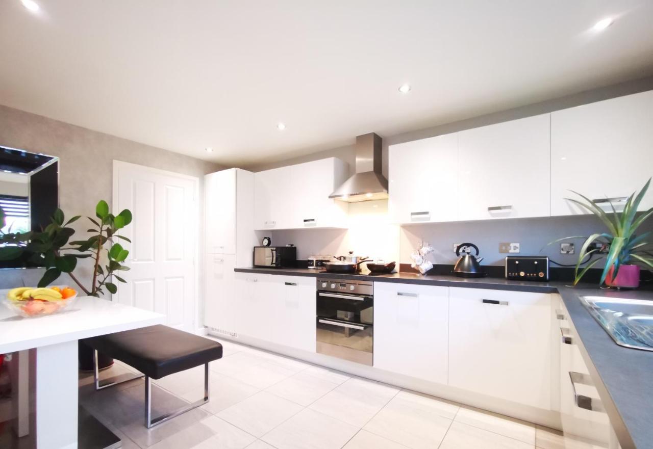 The Lawnswood - Central Manchester Holiday Home With Free Parking Bagian luar foto
